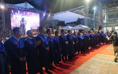 El grupo de galardonados posó para la foto oficial. El evento se desarrolló en el Palacio de Cristal