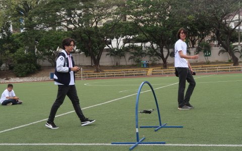 Fernando Morán vuela el dron. Lo observa el juez José Murillo.