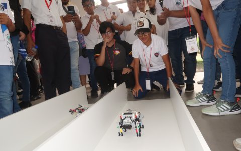Gino Marín y Neyo Ordóñez en la competición de carrera insecto Lego.