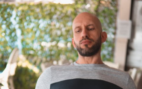 Si tiene problemas digestivos evite comer en demasía.