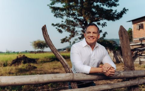 Su labor como viceprefecto la combina con la de empresario privado.Siempre ha estado vinculado al mundo del comercio.