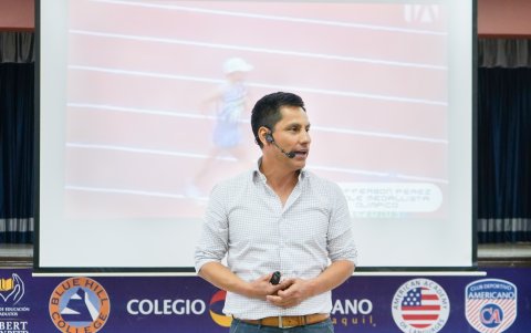 El campeón olímpico se dedica en gran parte de su tiempo a realizar conferencias motivadoras a estudiantes de colegios.
