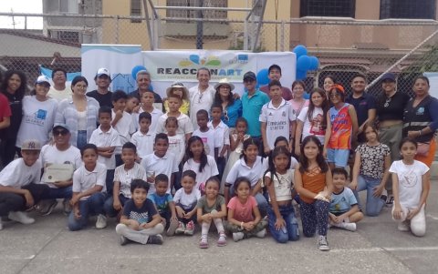 Los jueces y los organizadores del encuentro en una imagen con el grupo de niños y adolescentes que participaron de esta actividad en Sauces 6.