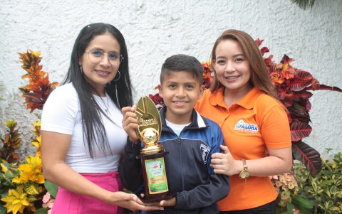 Yoice Villafuerte, mamá de José Manuel Reyes, y su tutora Arelys Zambrano apoyan todas las actividades en las que el menor quiere incursionar.