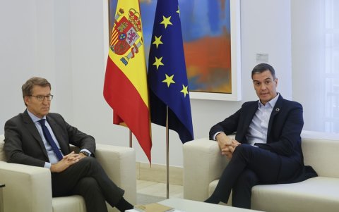 El presidente del Gobierno, Pedro Sánchez (d), con el líder del PP, Alberto Núñez Feijóo (i), en La Moncloa en una imagen de archivo