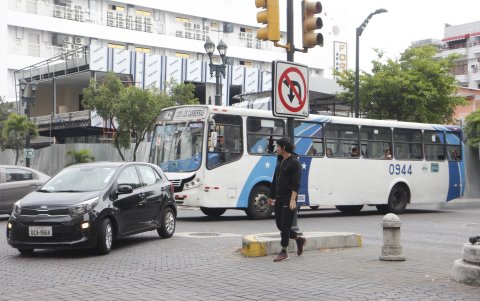 Irrespeto. Peatones y conductores irrespetan las señales de tránsito.