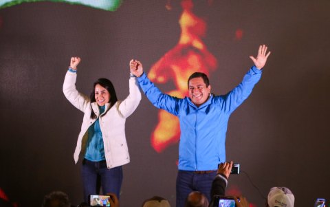 Luisa González recibiendo los resultados de la primera vuelta