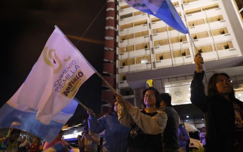Seguidores del candidato Bernardo Arévalo de León tras enterarse de su victoria en las elecciones presidenciales