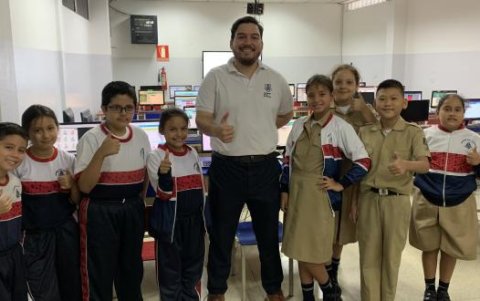 Pequeños estudiantes de la Academia Naval Guayaquil en medio del diseño de su aplicación que ayudará a personas sordomudas.