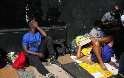 Migrantes permanecen sentados a las afueras de un hotel de Nueva York, el 1 de agosto de 2023.