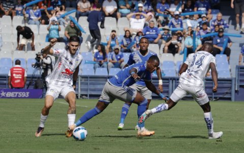 Facundo Castelli (i) marcó el gol del triunfo de Delfín sobre Emelec.