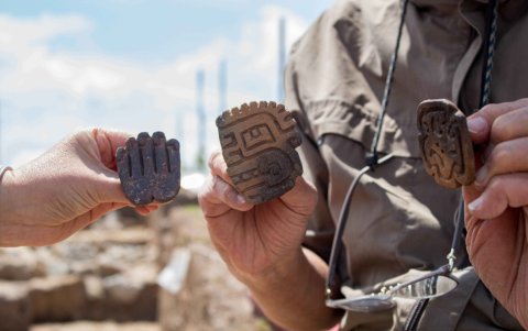 Campo. Dos arqueólogos muestran algunos de los elementos encontrados en el campo de Pacopampa.