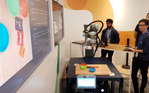 Un técnico de Google hace una demostración sobre el uso de la Inteligencia Artificial (IA) en la robótica, durante la presentación de los nuevos avances en IA en llas oficinas de Google en Nueva York.