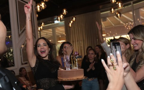 La torta fue una sorpresa de sus grandes amigas Bimbi Hernández y Gaby Vásquez.