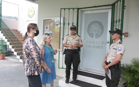 La policía comunitaria del sector se reunió con integrantes del Comité Los Ceibos para analizar la falta del servicio telefónico entre otros temas.