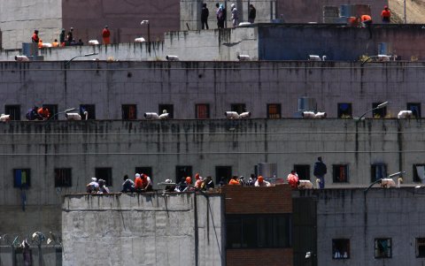 Presos de las cárceles de Cuenca y Azogues, en Ecuador, se amotinaron este miércoles en protesta por la intervención que la Policía y las Fuerzas Armadas.