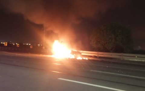 En uno de los carros se encontró dos cilindros de gas que tenían orificios de bala.