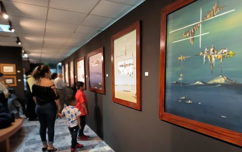 Arte. Algunos de los asistentes a la inauguración, recorren la sala donde se exponen los cuadros.