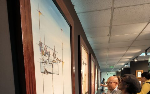 Un par de personas recorre la muestra que se inauguró el pasado jueves 24 de agosto en Guayaquil.