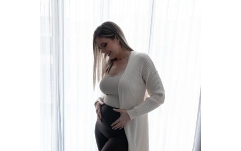 Con la prenda que era de su madre.