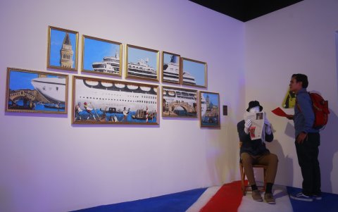 Más de un centenar de obras del artista británico Banksy conforman la exposición 