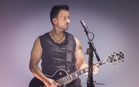 Luis Fonsi tiene 45 años.