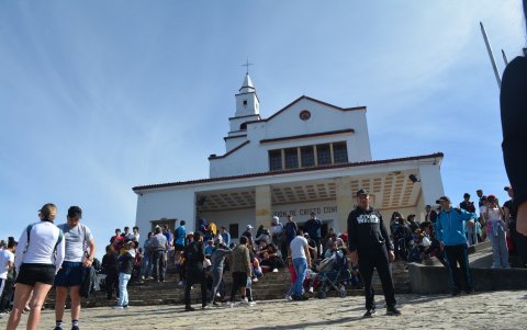 Los turistas descansan en las escalinatas de la capilla de Monserrate.