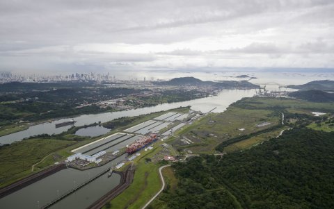 Congestión. Se observa el Puerto de Balboa, con 130 barcos que esperan avanzar. Situación se deriva de la falta de agua por sequía.