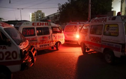 Ambulancias trasladan a varias víctimas trasel ataque de un atentado.