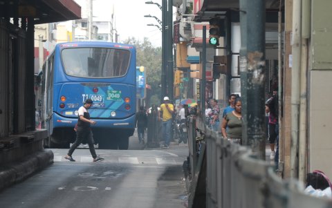 Daño. Algunas paradas están deterioradas, sin muros, sucias y con techos que parecen ya caerse. La ciudadanía desde hace más de dos años exige mejoras.