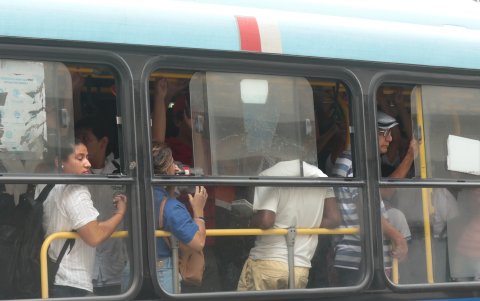 Los usuarios se han hartado de movilizarse en unidades repletas desde hace años. Ellos describen ir como sardinas.