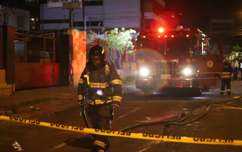 En las calles Robles y 9 de octubre de la ciudad de Quito, un auto con dos cilindros de gas en su interior explotaron y causaron pánico entre los moradores.