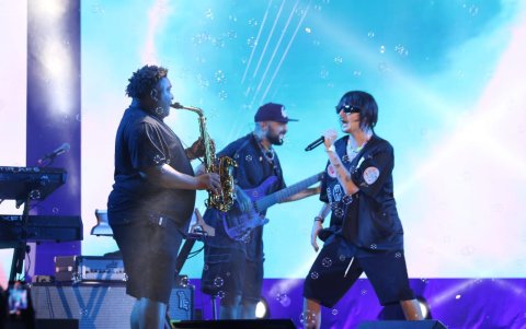 Danny junto con sus músicos.