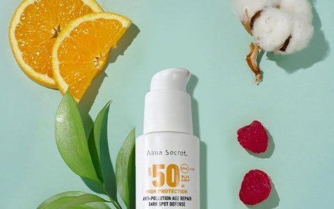 Su fórmula lo prptege de los rayos ultravioletas pero también de manchas y arrugas prematuras.