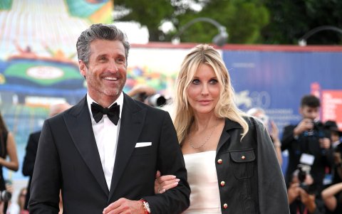 Patrick Dempsey con su esposa Jillian en la premier de 'Ferrari'.
