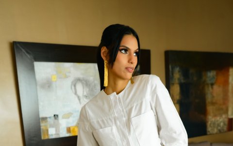 Un outfit infaltable si se vive en un clima cálido: conjunto blanco de crop top deconstruido de lino y pantalón a la cintura con bolsillos. Perfecto para un almuerzo.