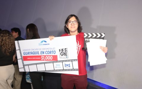 Jackson Nivela recibe el primer premio.