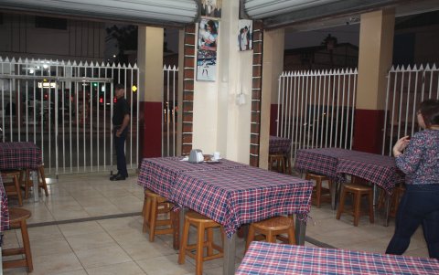 Sur de Guayaquil.- Un guardia cuida el local que está sin clientes.