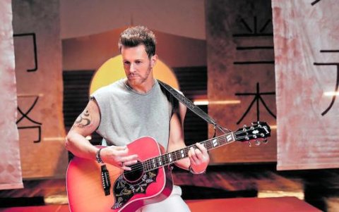 Es hincha del Club Atlético San Lorenzo de Almagro (Casla). En el video oficial de su nuevo tema ‘Solo por hoy’ aparece la yudoca Paula Pareto, a quien Axel admira