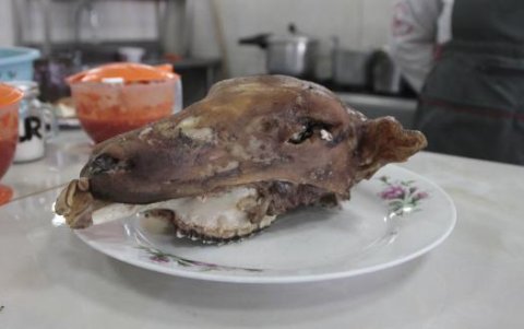 El popular caldo de calavera es ‘caída y limpia’ en el mercado de santa clara, en Quito