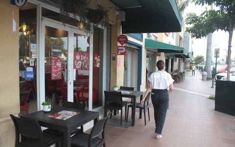 Vía a Samborondón. A las 18:00 este era el ambiente en la vía a Samborondón. Se repite el escenario: restaurantes sin clientes, por el temor generalizado causado por la inseguridad.
