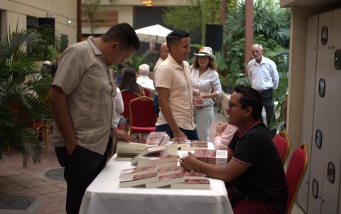 El acto de lanzamiento de la obra se desarrolló en el Museo Nacional del Cacao de Guayaquil.