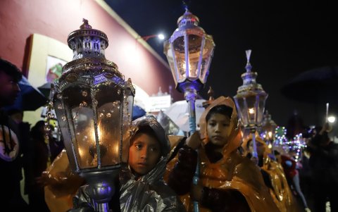 Feligreses participan en la Procesión de los Faroles, previo al festejo de la Virgen de los Remedios.