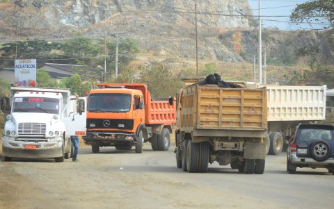 Molestias. El pasar constante de volquetas llena de tierra la zona. Varios de estos autos tienen cobertores para transportar el material rocoso, pero pocos los usan.
