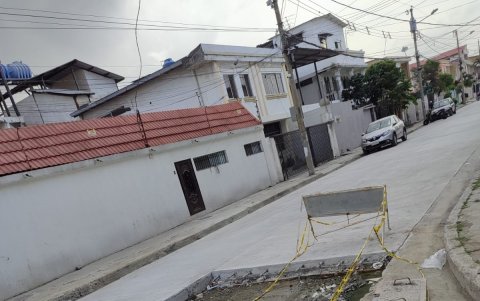 Huecos. Las obras inconclusas dejan huecos en la vía, que ponen en riesgo sobre todo a los adultos mayores.