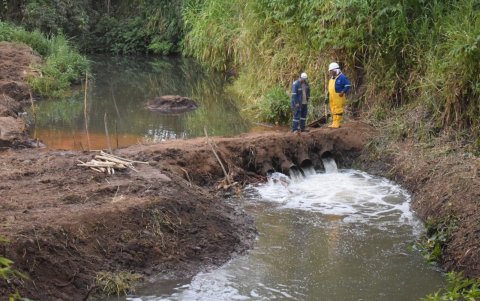 En el sitio no solo está contaminado el agua sino también el ambiente ya que las personas sienten irritaciones en la piel.