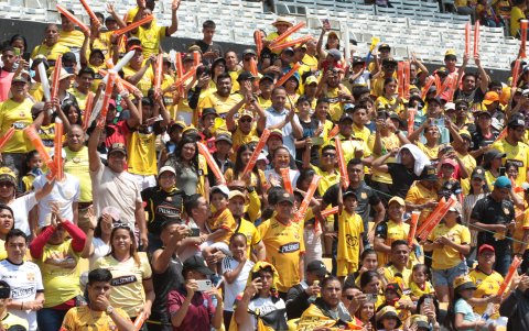 Más de 15.000 hinchas vieron la primera final en el estadio Monumental