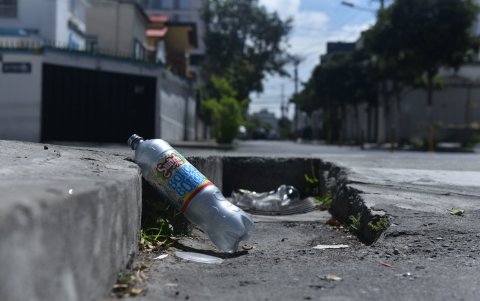 Basura. Botellas, latas y colillas quedan regadas en veredas y cunetas de los barrios.