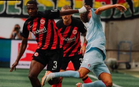 Pacho viene siendo titular en varios partidos con el Frankfurt.