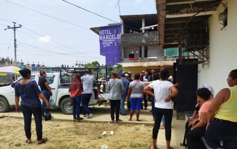 En medio de la consternación, familiares retiraron el cuerpo de Flores, la tarde de ayer.